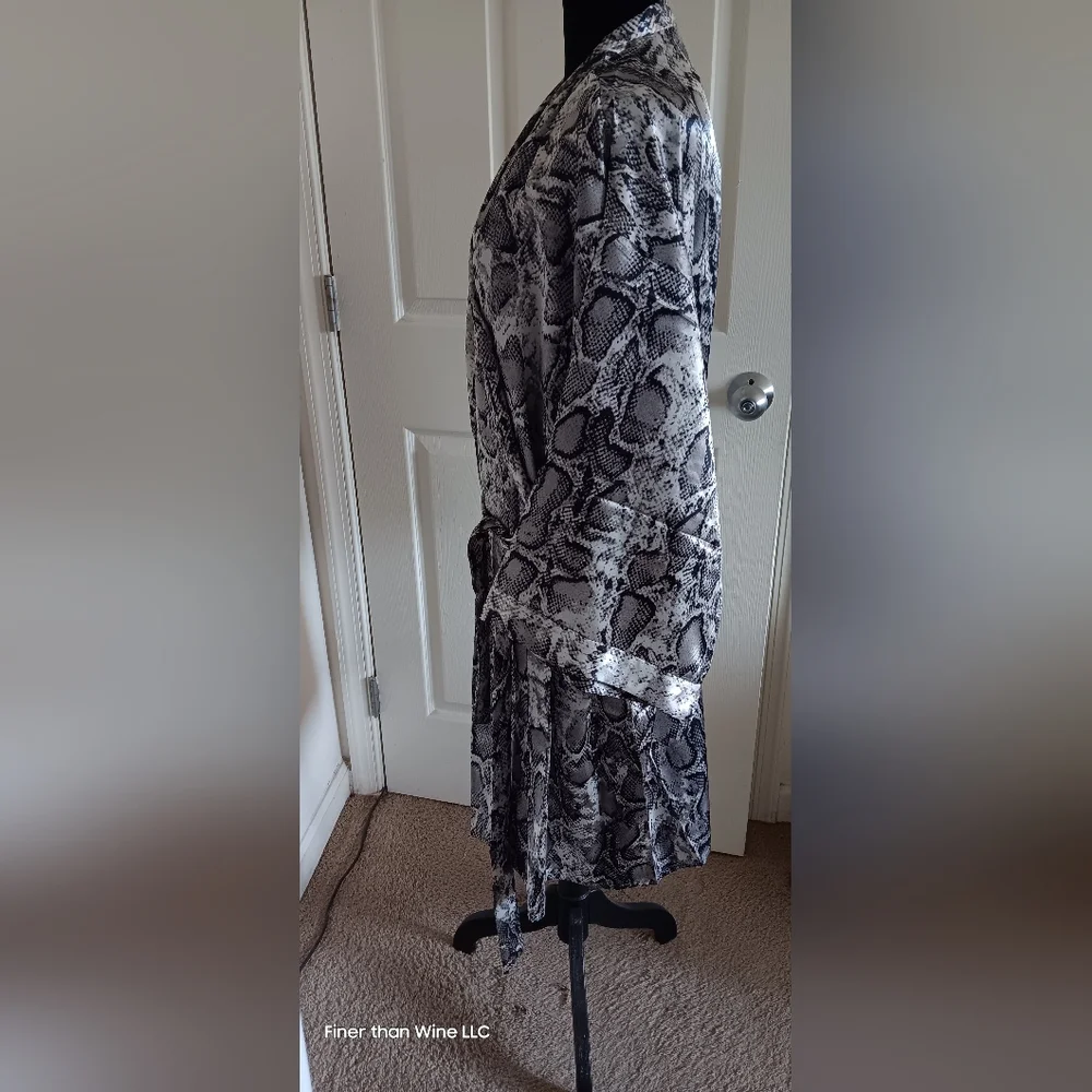 NWT Elegant Black and Gray Satin Snake print Women's Robe With Matching Belt - Picture 3 of 5